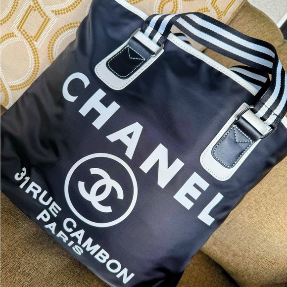 CHANEL Handbags - Chanel GWP black and white Tote Bag NWT